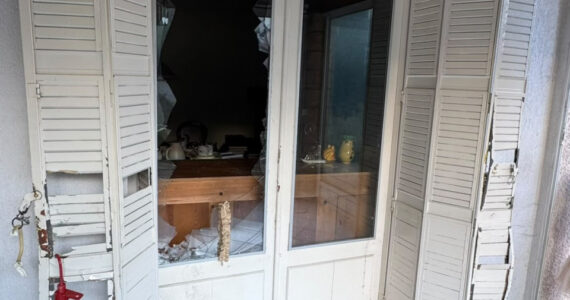 Vitrage et volets endommagés de la maison familiale à Vénissieux (photo fournie à LyonMag)