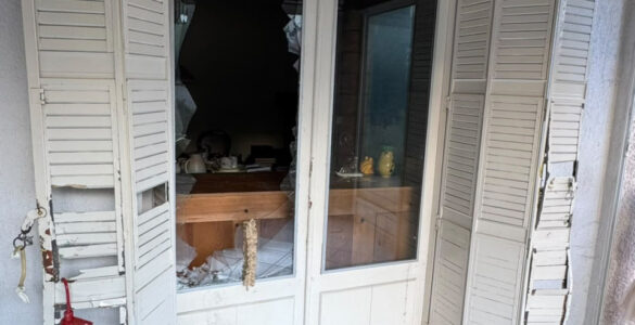 Vitrage et volets endommagés de la maison familiale à Vénissieux (photo fournie à LyonMag)