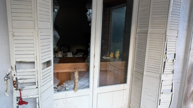 Vitrage et volets endommagés de la maison familiale à Vénissieux (photo fournie à LyonMag)