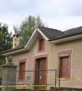 Maison du retraité britannique John Agner placée sous scellés par la gendarmerie à Verlus, Gers, en 2026.