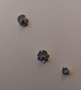 Trois impacts de balles visibles sur une surface, illustration de l’affaire du Vercors à Villejuif