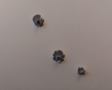 Trois impacts de balles visibles sur une surface, illustration de l’affaire du Vercors à Villejuif