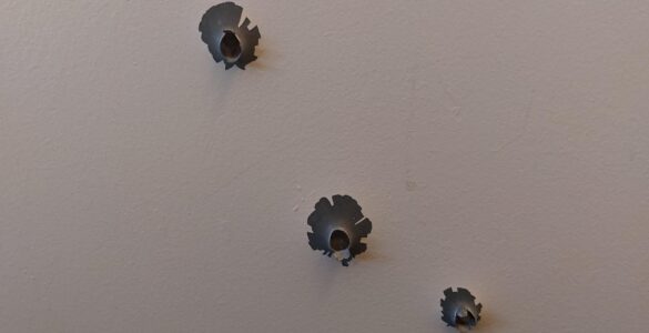 Trois impacts de balles visibles sur une surface, illustration de l’affaire du Vercors à Villejuif