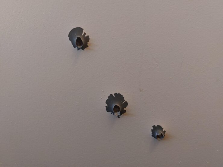Trois impacts de balles visibles sur une surface, illustration de l’affaire du Vercors à Villejuif