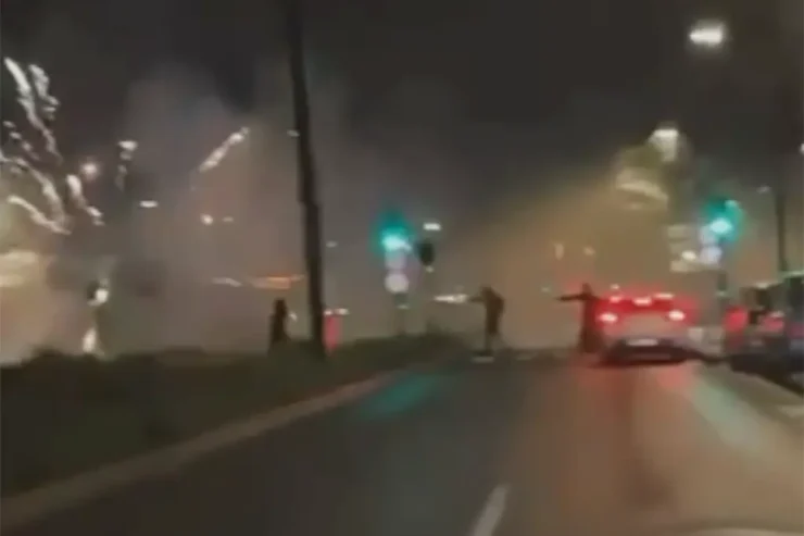 Attaque du commissariat de Vitry-sur-Seine par des tirs de mortiers dans la nuit du 26 au 27 octobre 2026, capture d'écran vidéo diffusée par Actu17